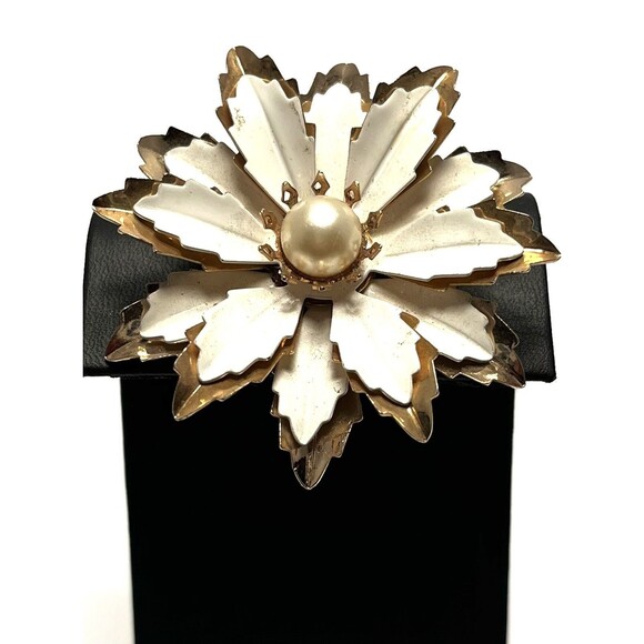 Vintage Gold & White Enamel Floral Brooch Pearl Center Glamoratti Statement Pin - Picture 7 of 10